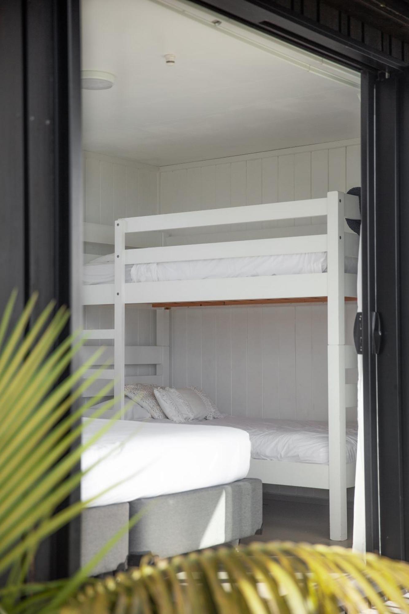 Aotearoa Surf Eco Pods Hotell Te Arai Exteriör bild